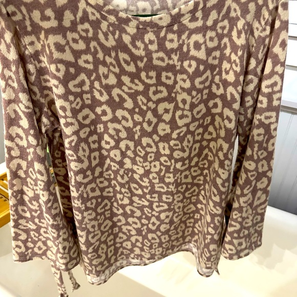 Beautiful Cheetah Print Bell Sleeve Sweater - Picture 4 of 7